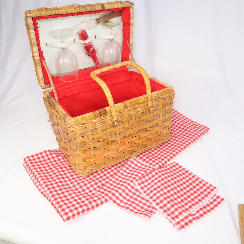 Picnic Basket 2 wine glasses, cork screw, cheese board & knife, napkins 13.5x9.5
